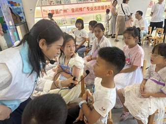 说明: 图3:“当我一个人在图书馆的时候,我会跟小伙伴谈论书本中的问题。”现场读者争先恐后地回答陈老师的提问。