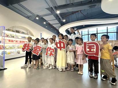 说明: 图1:“有了强的国,才有富的家”,陈老师和孩子们合唱歌曲《国家》。