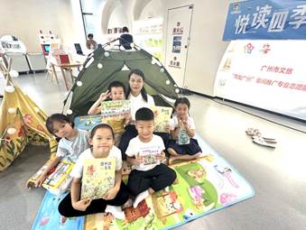 说明: 图6 :在帐篷里读诗,乐趣无穷。爱上儿童诗,从《图书馆之夜》开始。