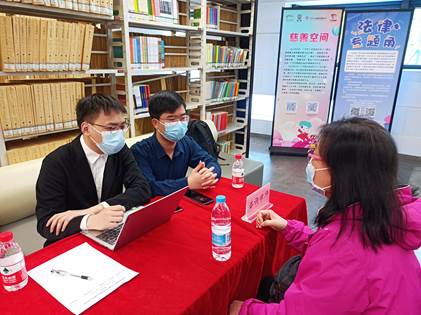 2023年3月5日法律专题角现场，视障读者华姐在咨询律师