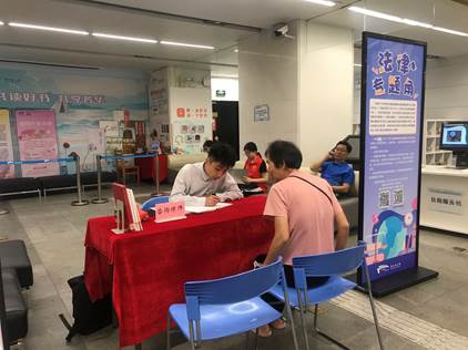 2024年10月20日法律专题角现场，视障读者蔡阿姨在咨询律师