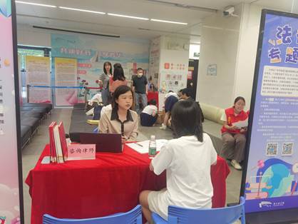 2024年5月19日法律专题角现场，读者在咨询律师