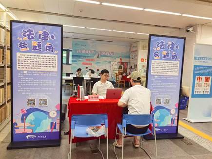 2025年9月21日法律专题角现场,视障读者罗生在咨询律师