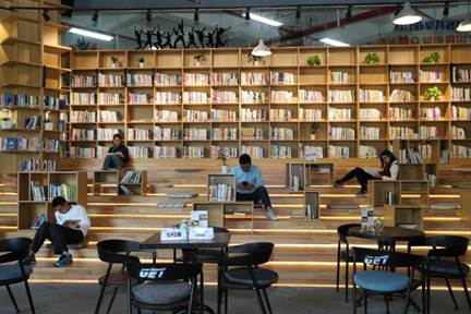 说明: 黄埔区图书馆缘创咖啡分馆受到企业园区员工的欢迎