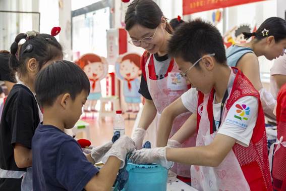 说明: C:\Users\diaoxiaoyu\Desktop\通讯稿\20241001广少图举办非遗扎染活动 带领听障少儿欢度国庆\微信图片_202410081000192.jpg