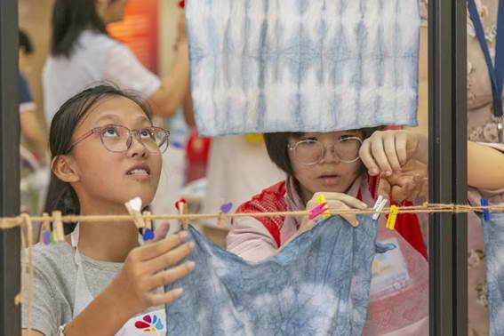 说明: C:\Users\diaoxiaoyu\Desktop\通讯稿\20241001广少图举办非遗扎染活动 带领听障少儿欢度国庆\微信图片_202410081000202.jpg